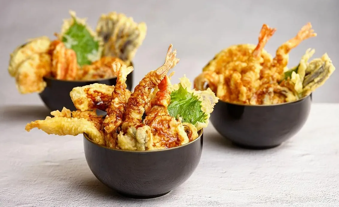 海老と野菜の天ぷらをのせた天丼