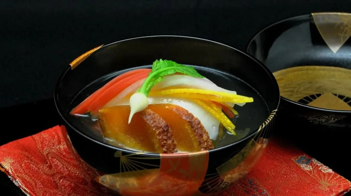 漆の器に盛られた魚と野菜のお椀